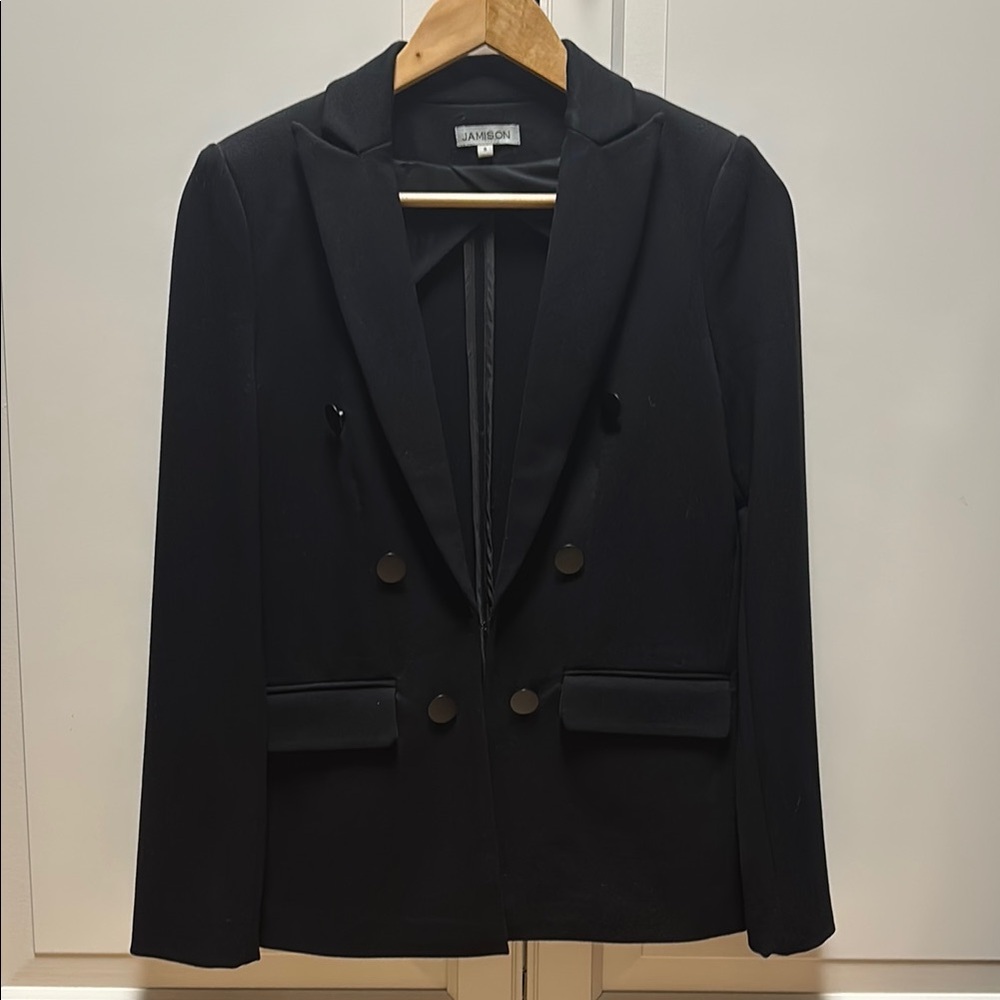 Evereve Black Blazer with Notched Lapels and Fitted Silhouette